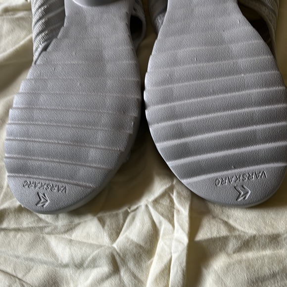 Varskarc. Size 10.5 Light gray sandal washable - Picture 2 of 4